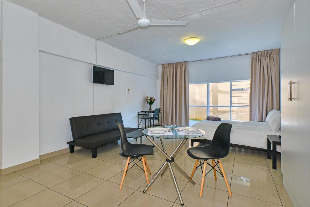 Inn & Out Sandton Park Johannesburg Esterno foto