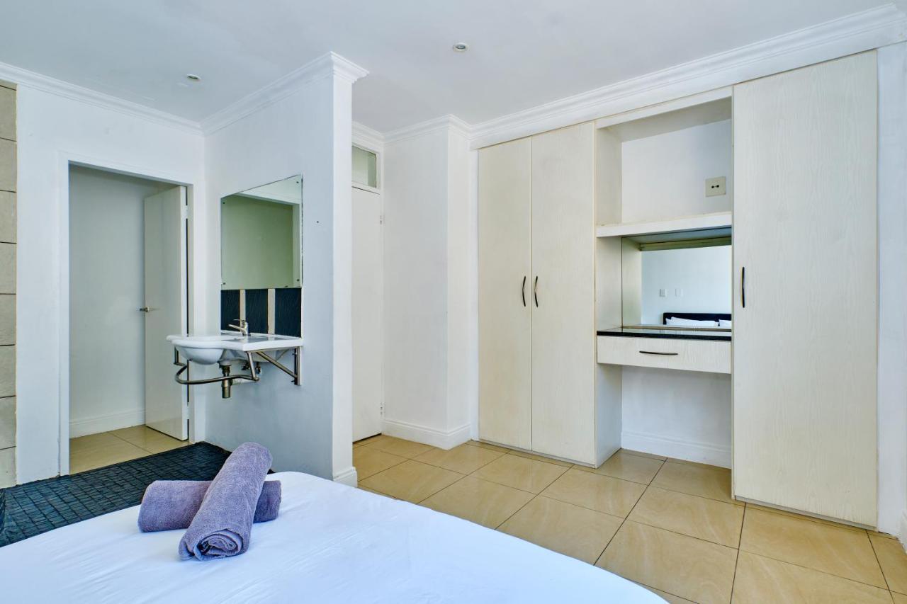 Inn & Out Sandton Park Johannesburg Esterno foto