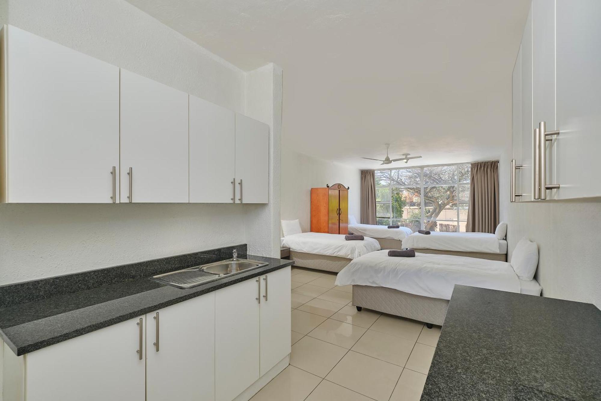 Inn & Out Sandton Park Johannesburg Esterno foto